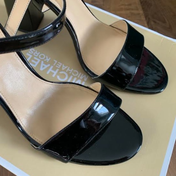 🆕 MK Tori Patent Sandals - Picture 4 of 11